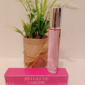 La vie est un miracle. le parfum Lancôme, s'éveille telle l'aube d'un nouveau jour sur un bouquet de lychee et de freesia baigné de rosée.